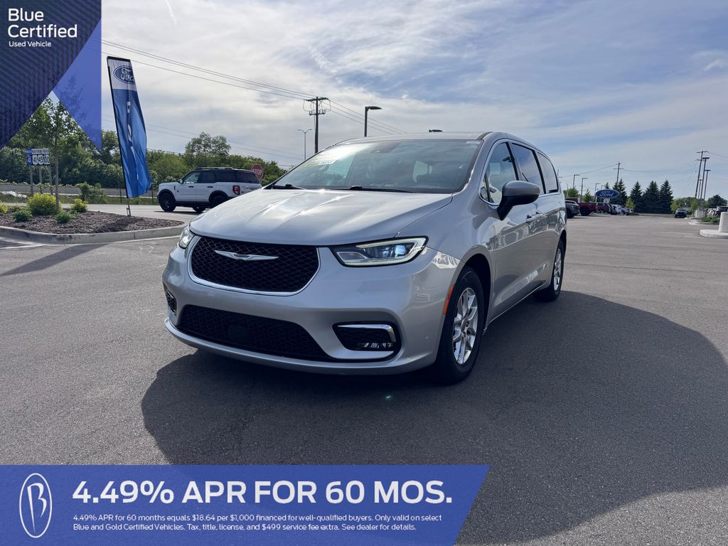 Used 2023 Chrysler Pacifica - photo 2
