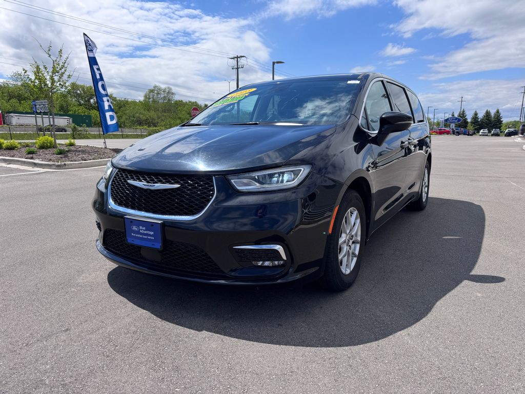Used 2023 Chrysler Pacifica - photo 2