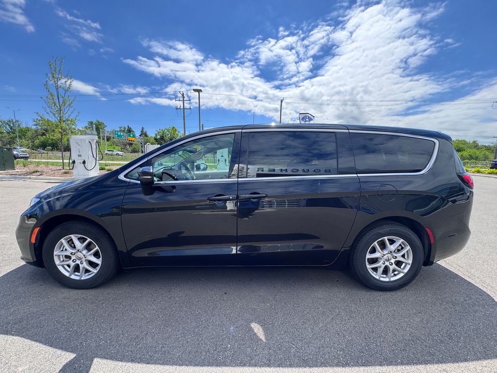 Used 2023 Chrysler Pacifica - photo 9