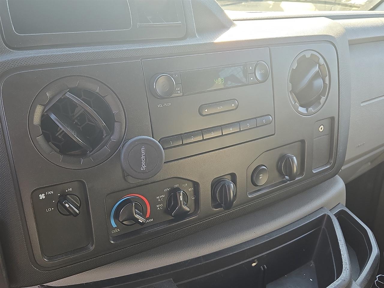 Used 2014 Ford E-150 - photo 18