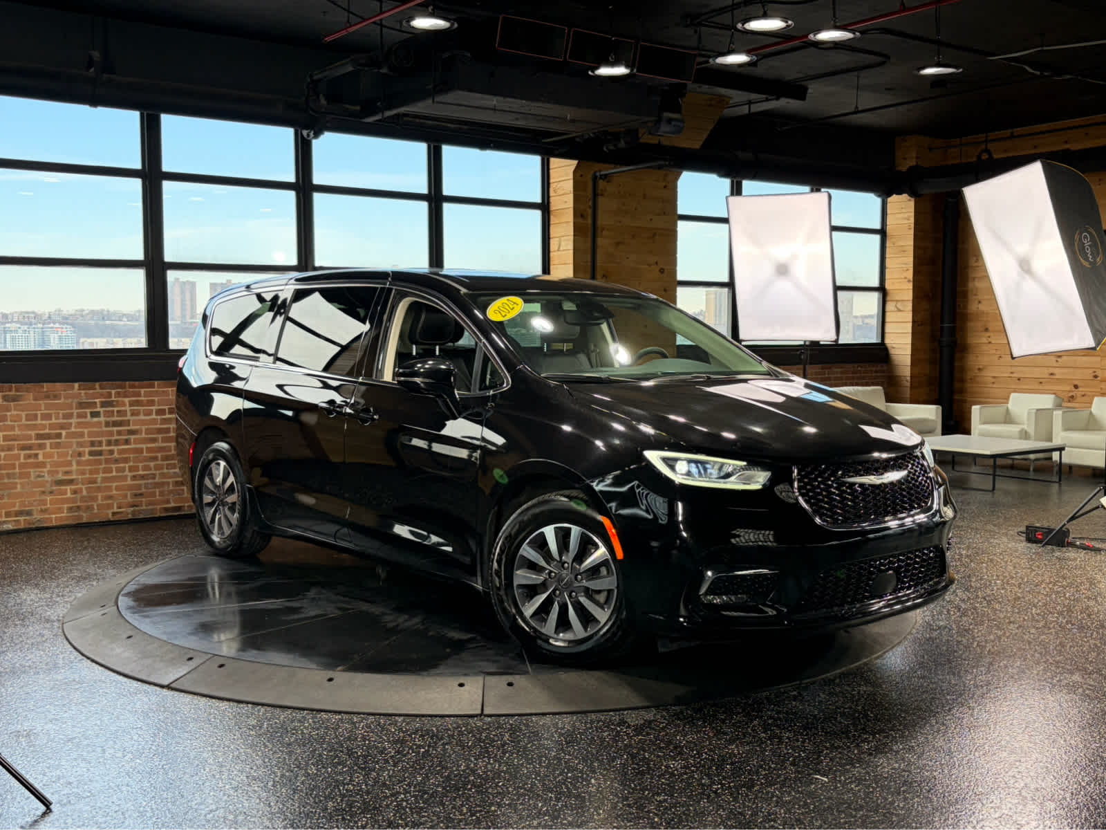 Used 2024 Chrysler Pacifica - photo 5