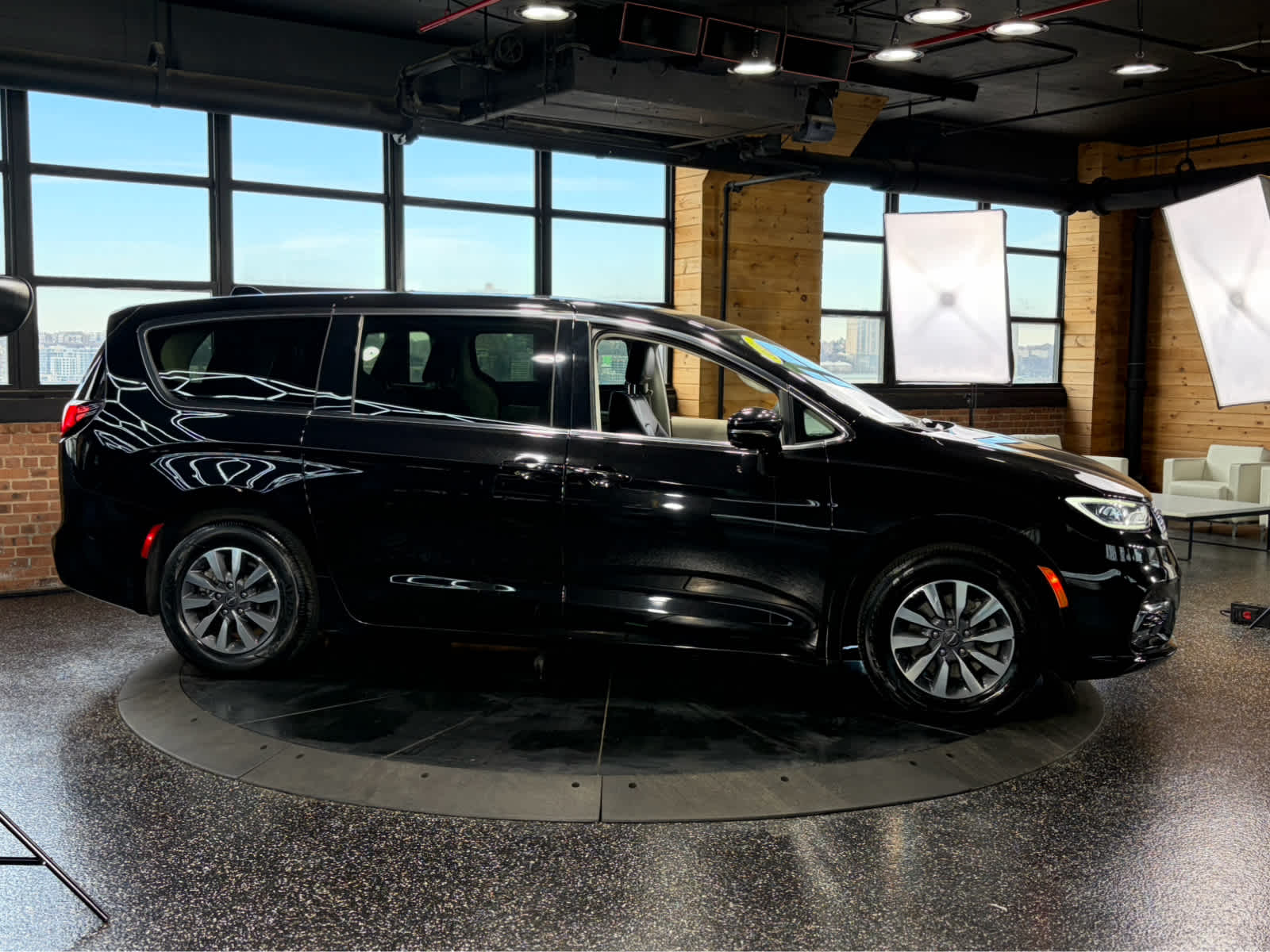Used 2024 Chrysler Pacifica - photo 6