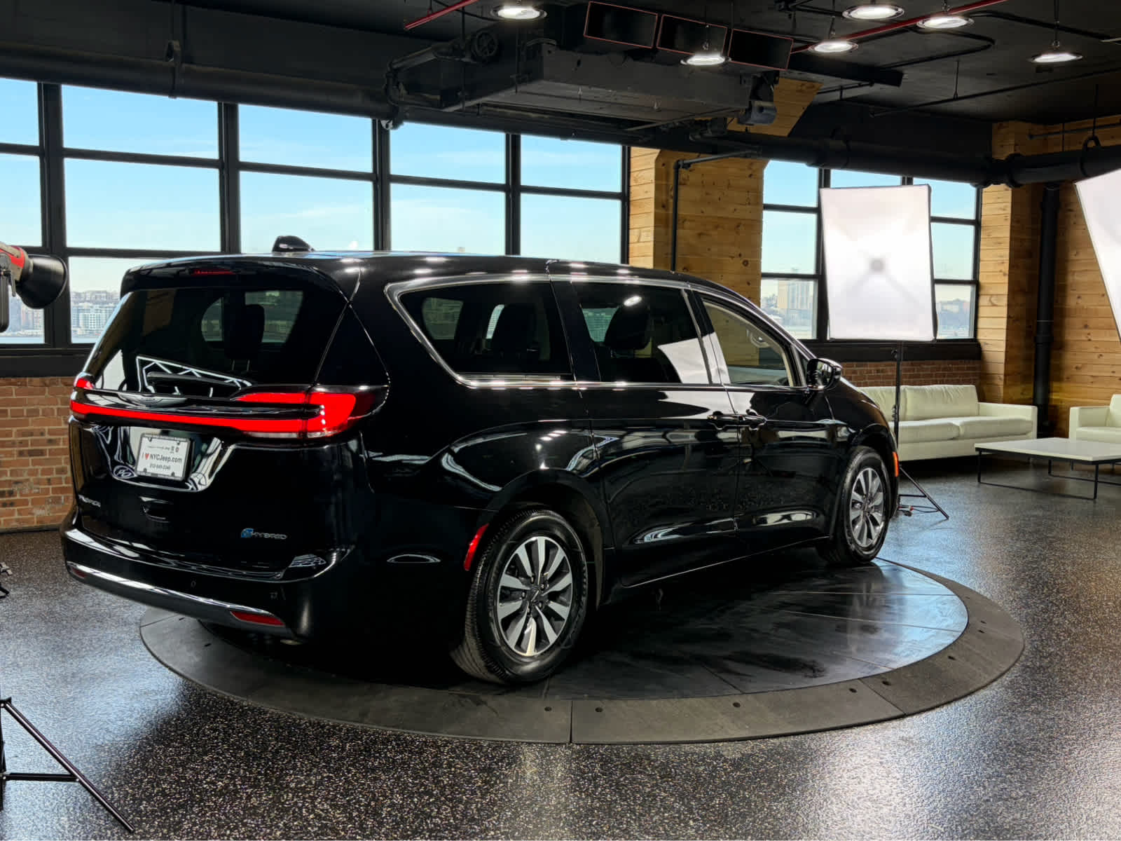 Used 2024 Chrysler Pacifica - photo 7