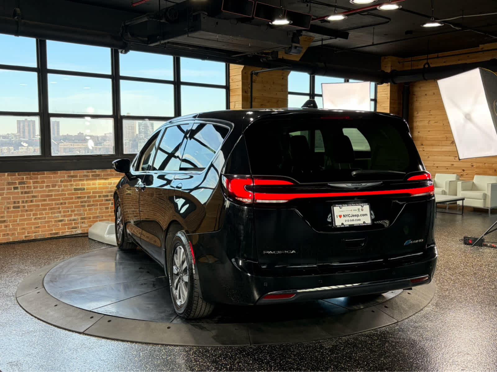 Used 2024 Chrysler Pacifica - photo 9