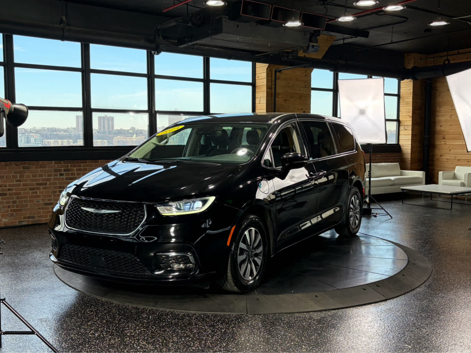 Used 2024 Chrysler Pacifica - photo 11