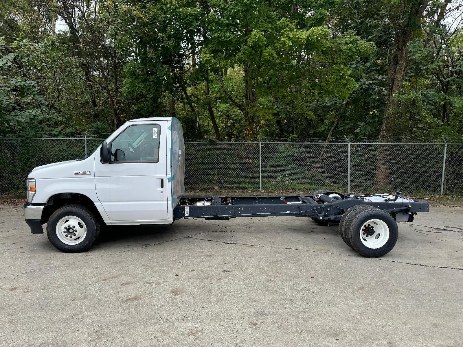 New 2025 Ford E-450 - photo 5