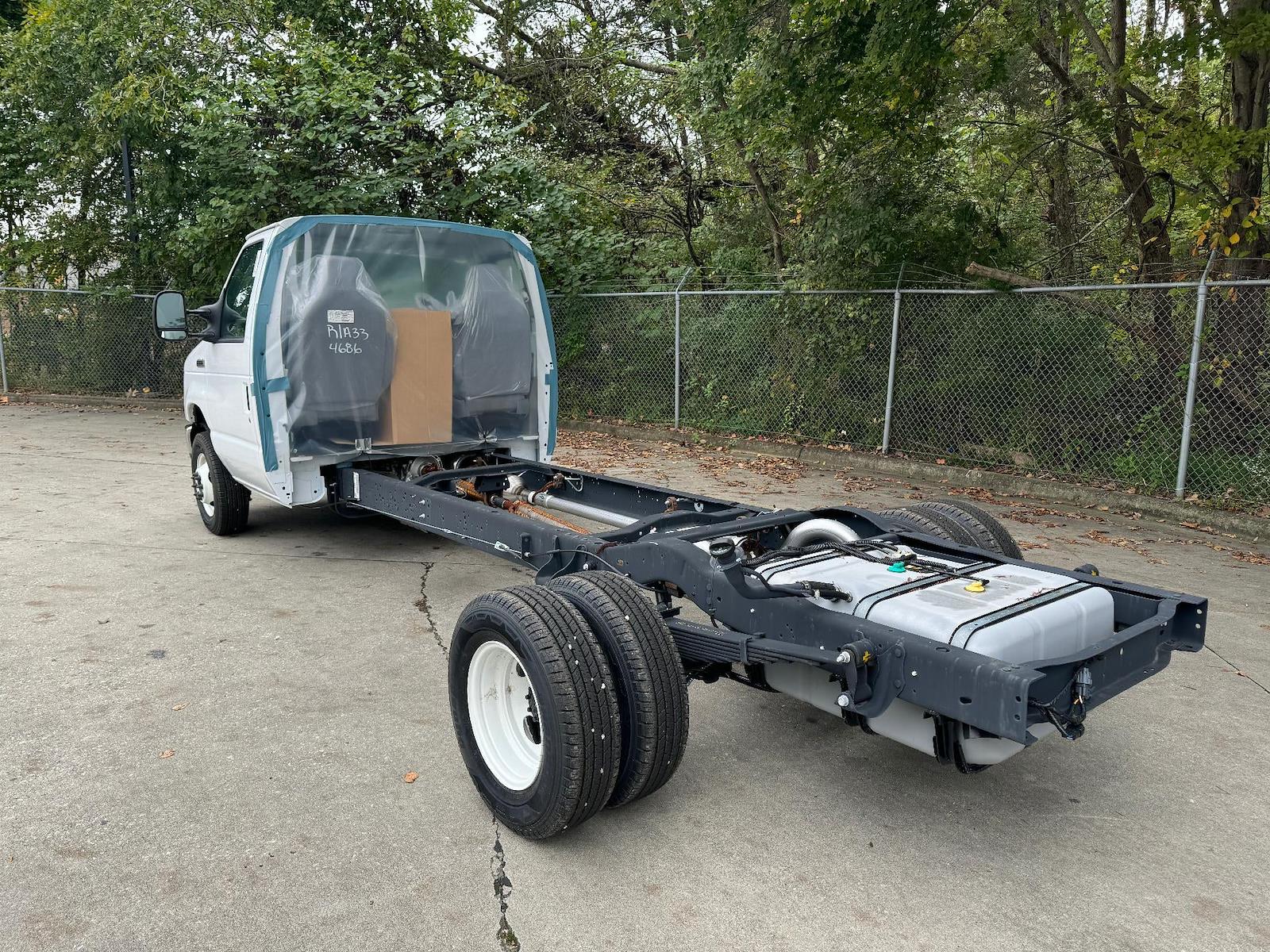 New 2025 Ford E-450 - photo 2