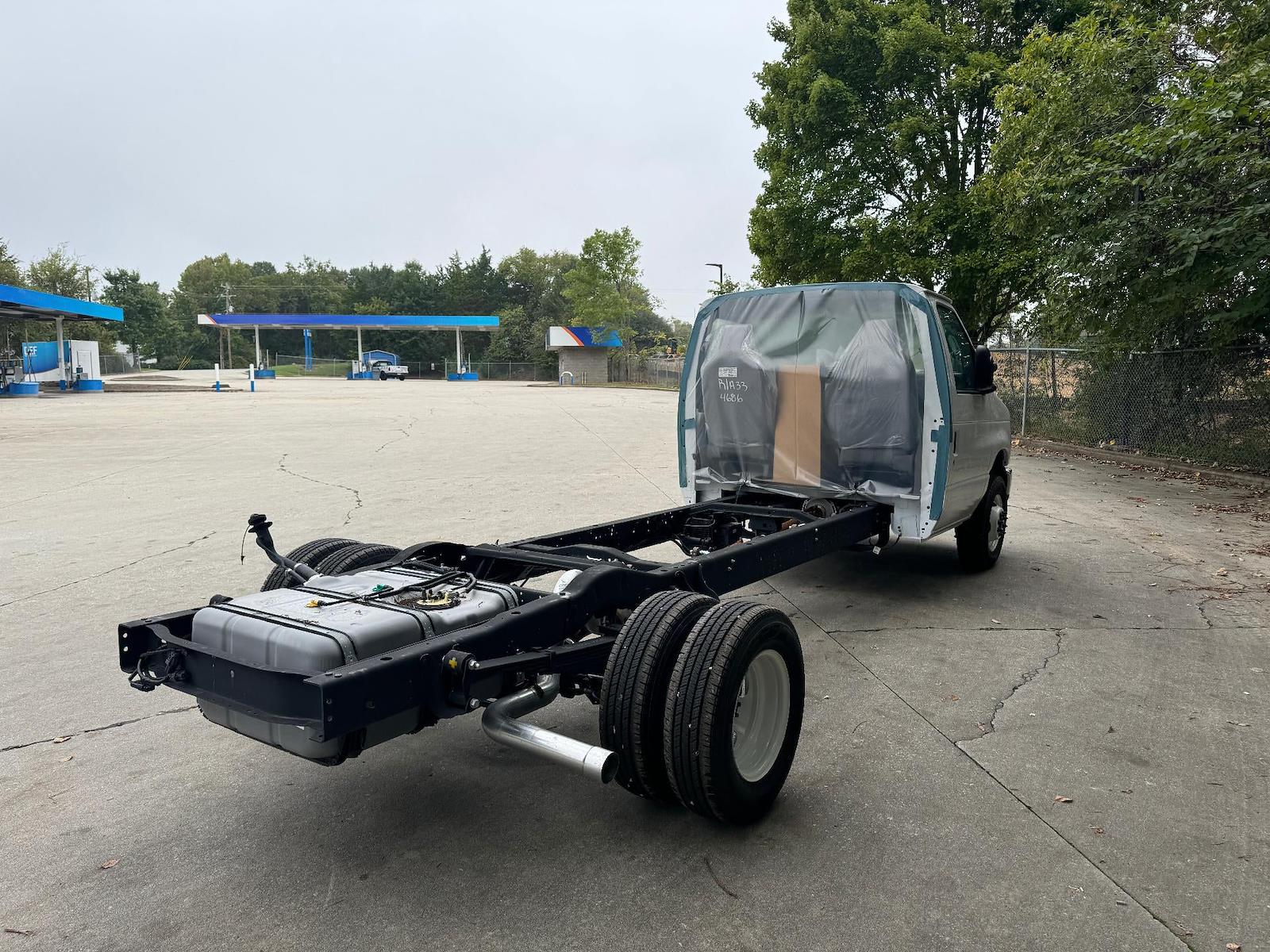 New 2025 Ford E-450 - photo 7