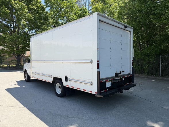 Used 2022 Ford E-350 - photo 5