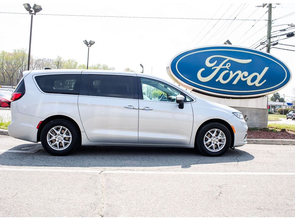Used 2023 Chrysler Pacifica - photo 1