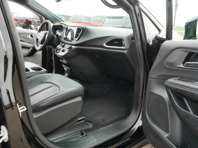 Used 2025 Chrysler Pacifica - photo 20