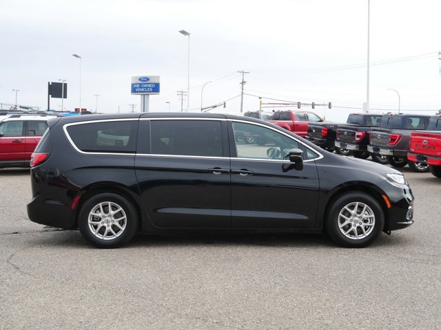 Used 2025 Chrysler Pacifica - photo 1