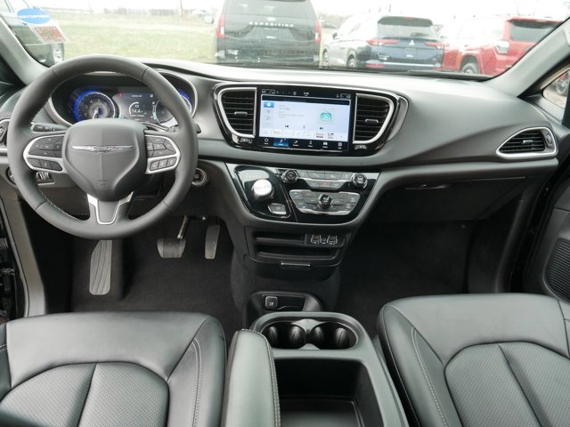Used 2025 Chrysler Pacifica - photo 23
