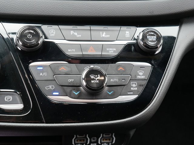 Used 2025 Chrysler Pacifica - photo 27