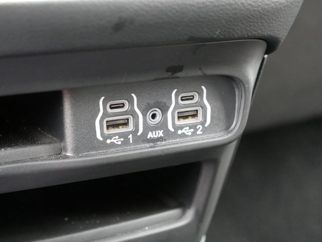 Used 2025 Chrysler Pacifica - photo 30