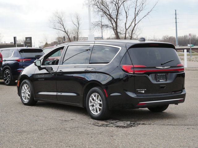 Used 2025 Chrysler Pacifica - photo 6