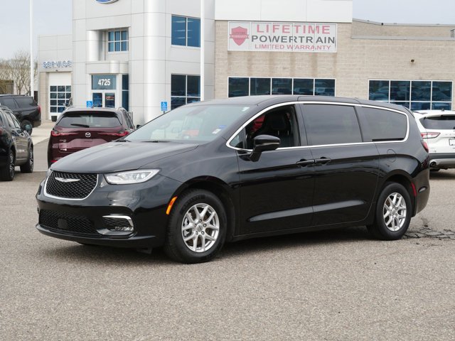 Used 2025 Chrysler Pacifica - photo 8