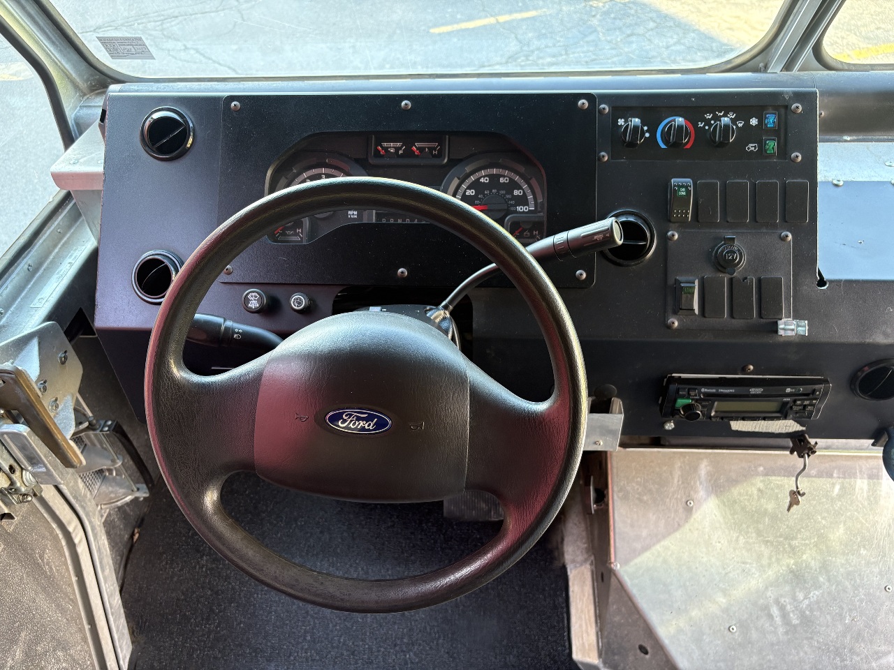 Used 2017 Ford E-350 - photo 18