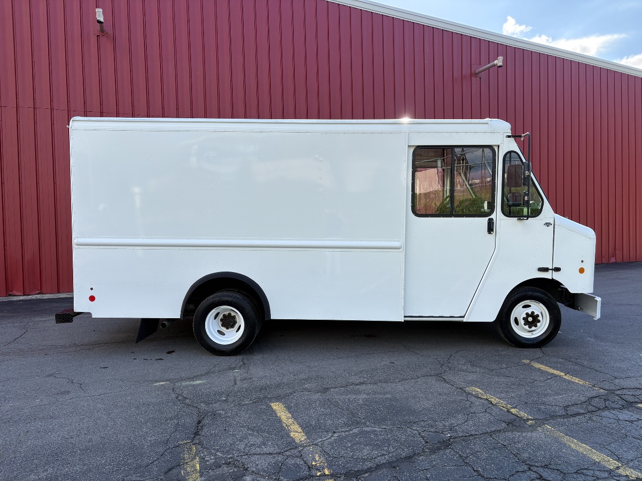 Used 2017 Ford E-350 - photo 2