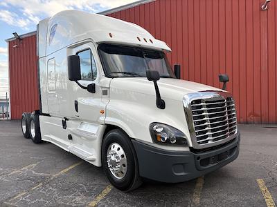 Used 2018 Freightliner Cascadia Detroit Diesel DD15 Semi Truck with Sleeper Cab for sale #3AKJGLDR8JSJH2778 - photo 1