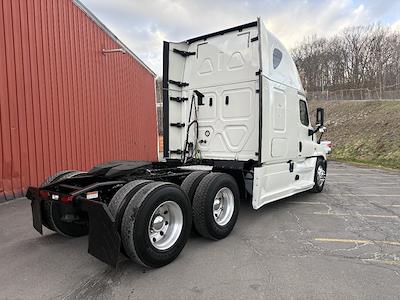 Used 2018 Freightliner Cascadia Detroit Diesel DD15 Semi Truck with Sleeper Cab for sale #3AKJGLDR8JSJH2778 - photo 2