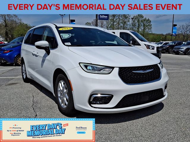 Used 2023 Chrysler Pacifica - photo 2