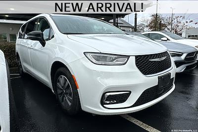 Used 2024 Chrysler Pacifica Select Minivan for sale #25P129 - photo 1