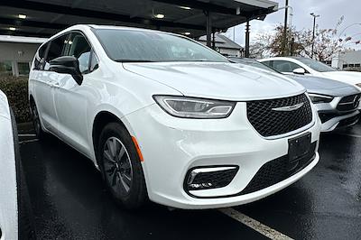 Used 2024 Chrysler Pacifica Select Minivan for sale #25P129 - photo 2