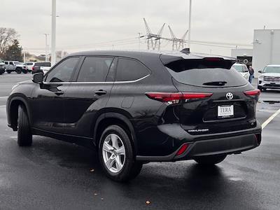 Used 2024 Toyota Highlander LE for sale #31749 - photo 2