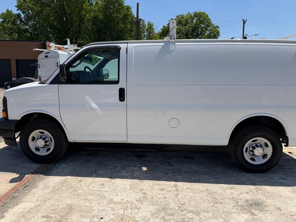 Used 2017 Chevrolet Express 2500 - photo 2