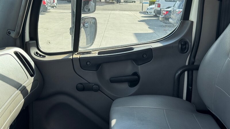Used 2015 Freightliner M2 106 - photo 9