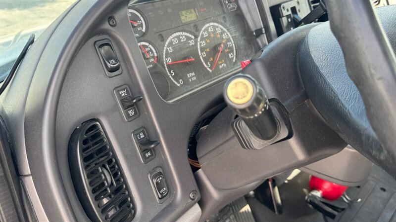 Used 2015 Freightliner M2 106 - photo 12