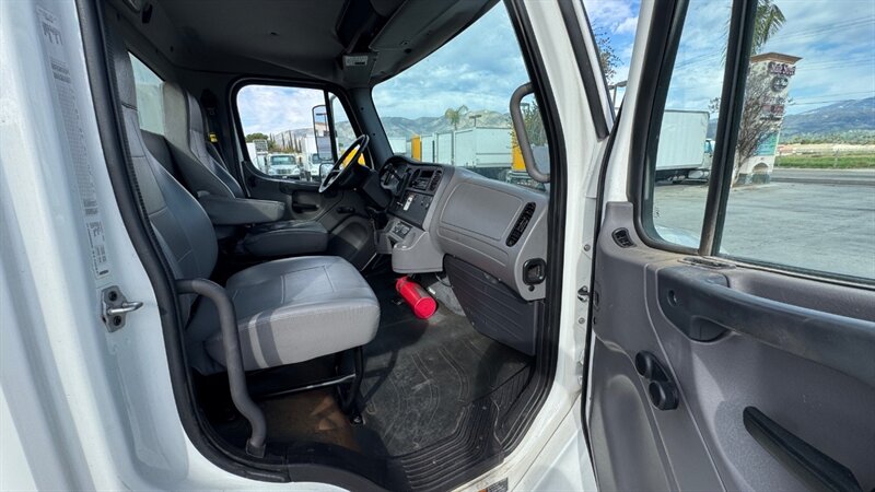Used 2015 Freightliner M2 106 - photo 25