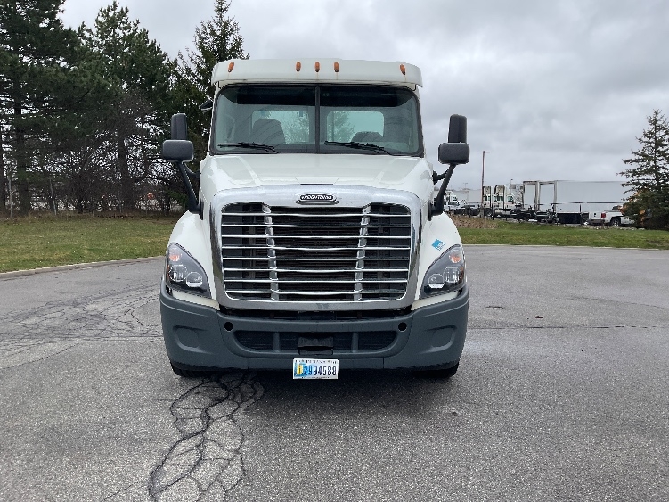 Used 2016 Freightliner Cascadia - photo 2