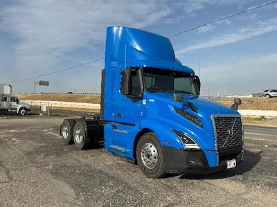 Used 2021 Volvo VNL - photo 1
