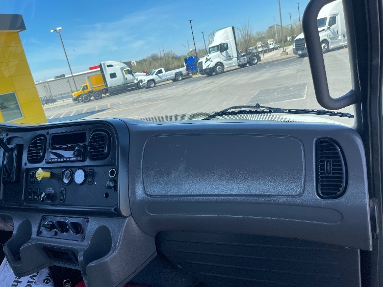 Used 2017 Freightliner M2 106 - photo 18