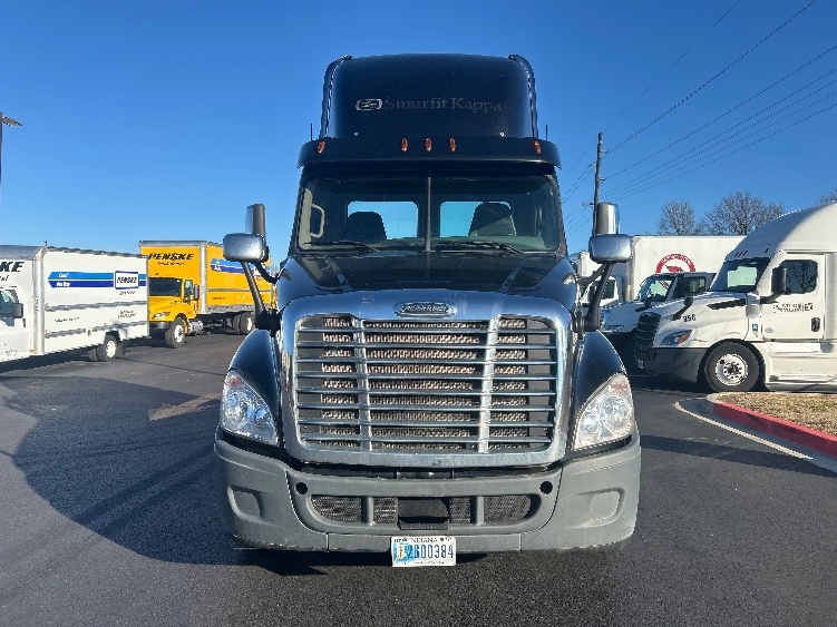 Used 2017 Freightliner Cascadia - photo 2