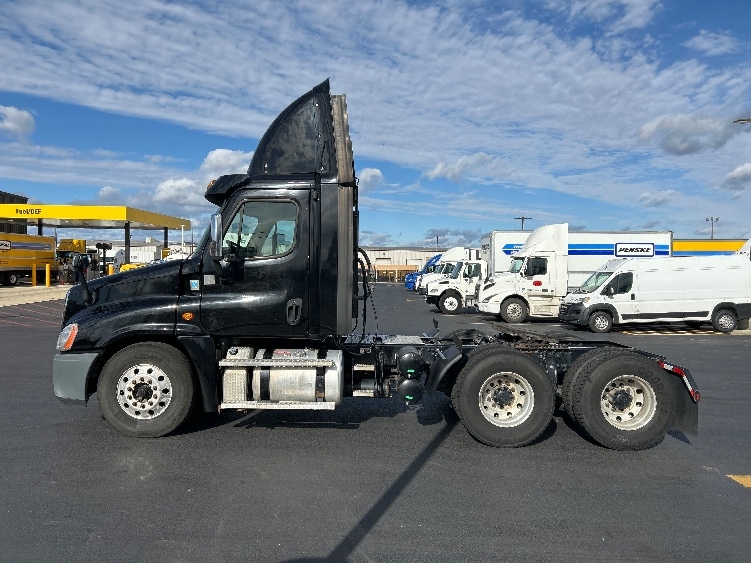 Used 2017 Freightliner Cascadia - photo 6