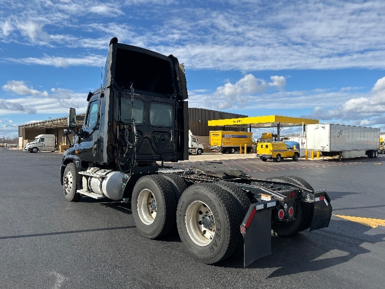 Used 2017 Freightliner Cascadia - photo 7