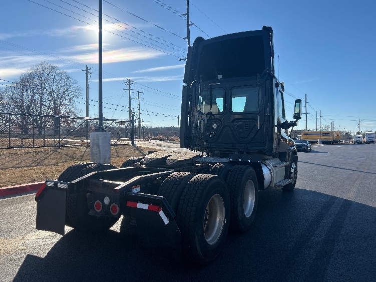 Used 2017 Freightliner Cascadia - photo 9
