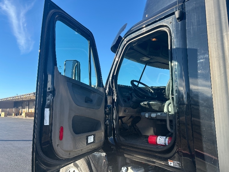 Used 2017 Freightliner Cascadia - photo 11