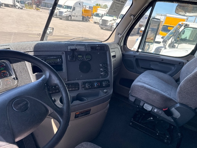 Used 2017 Freightliner Cascadia - photo 12
