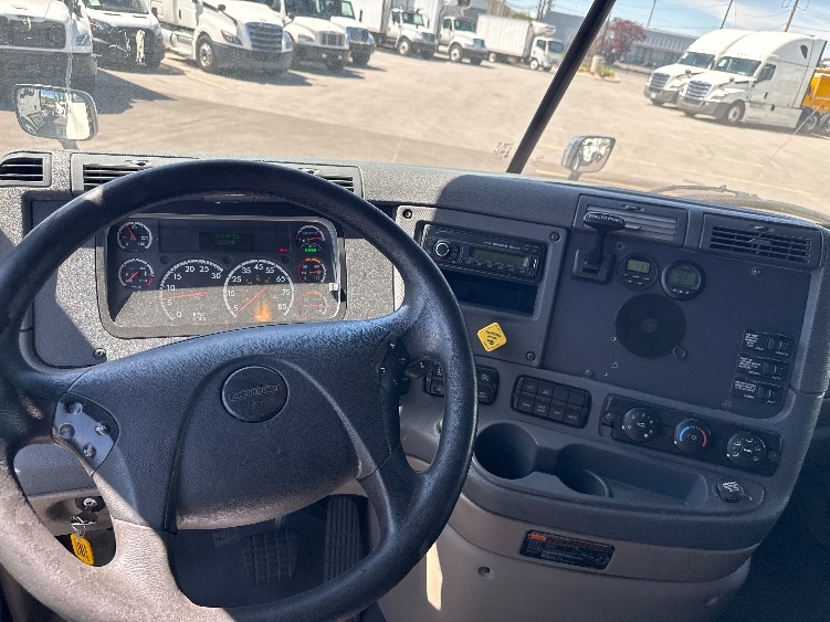 Used 2017 Freightliner Cascadia - photo 13