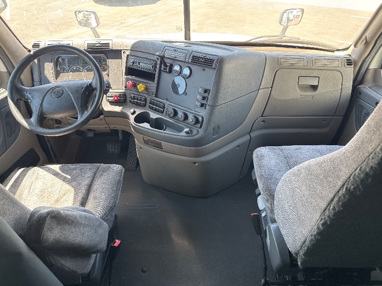 Used 2017 Freightliner Cascadia - photo 14