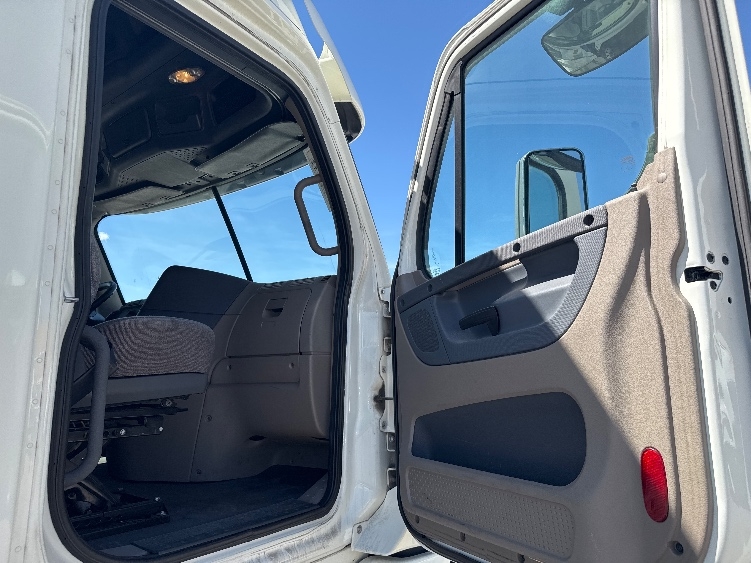 Used 2017 Freightliner Cascadia - photo 15