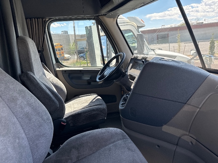Used 2017 Freightliner Cascadia - photo 17