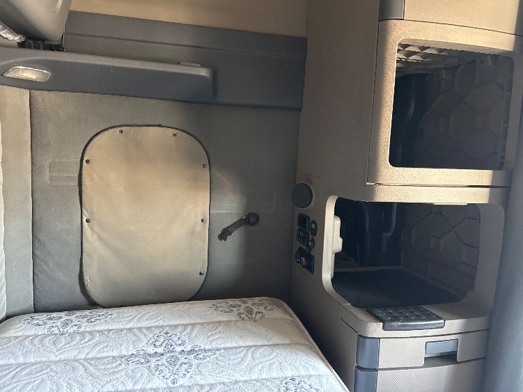 Used 2017 Freightliner Cascadia - photo 20