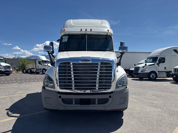 Used 2017 Freightliner Cascadia - photo 2