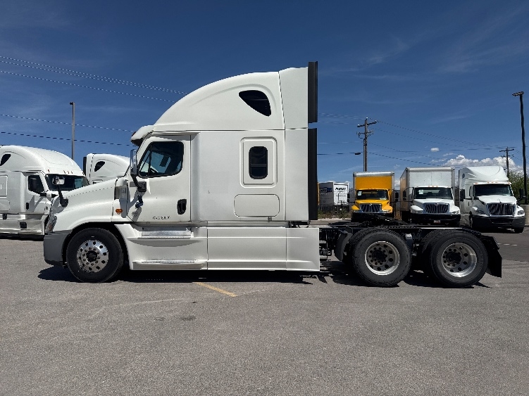 Used 2017 Freightliner Cascadia - photo 6