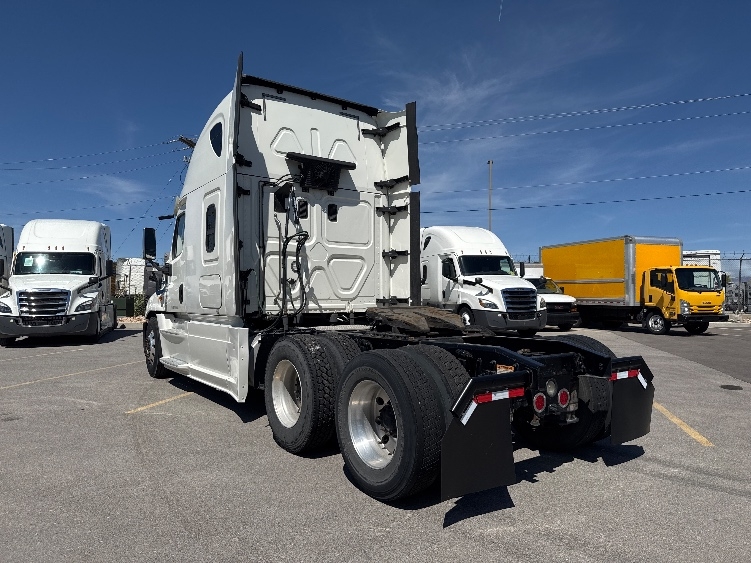 Used 2017 Freightliner Cascadia - photo 7